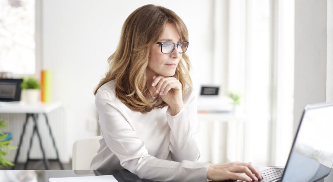 Woman in front of a computer