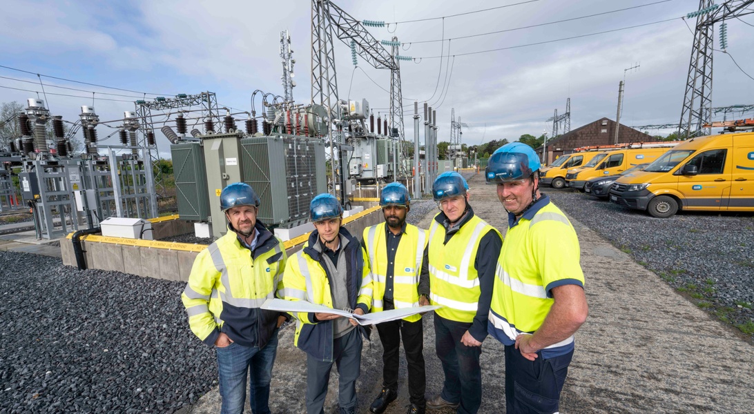 An image of 5 people at an ESB Networks substation