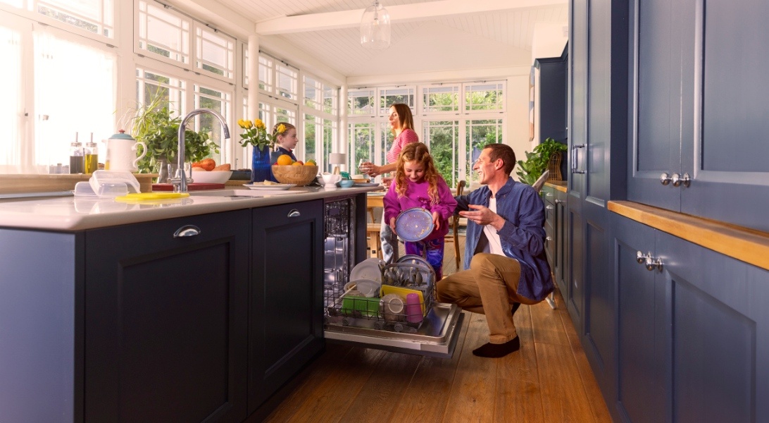 Fear agus páiste ag luchtú miasniteoir.